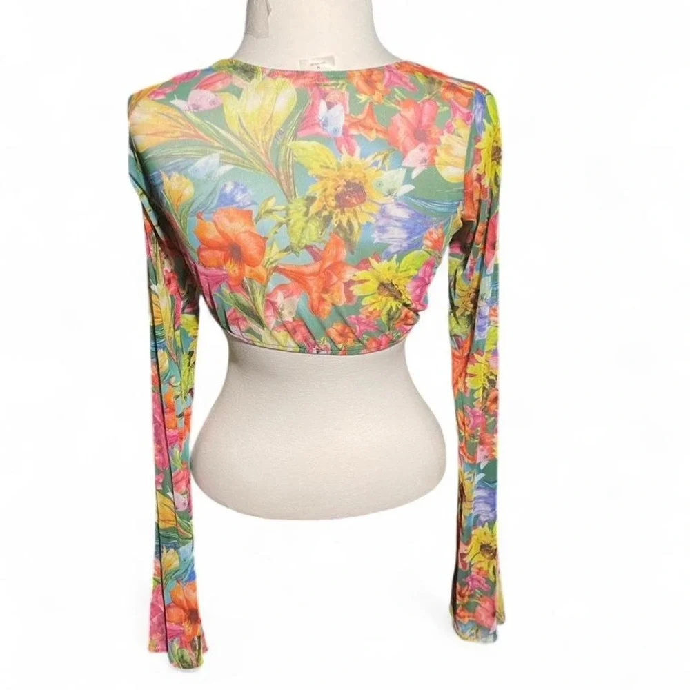 The VVS‎ multicolored floral long sleeve top with tie front Size Small